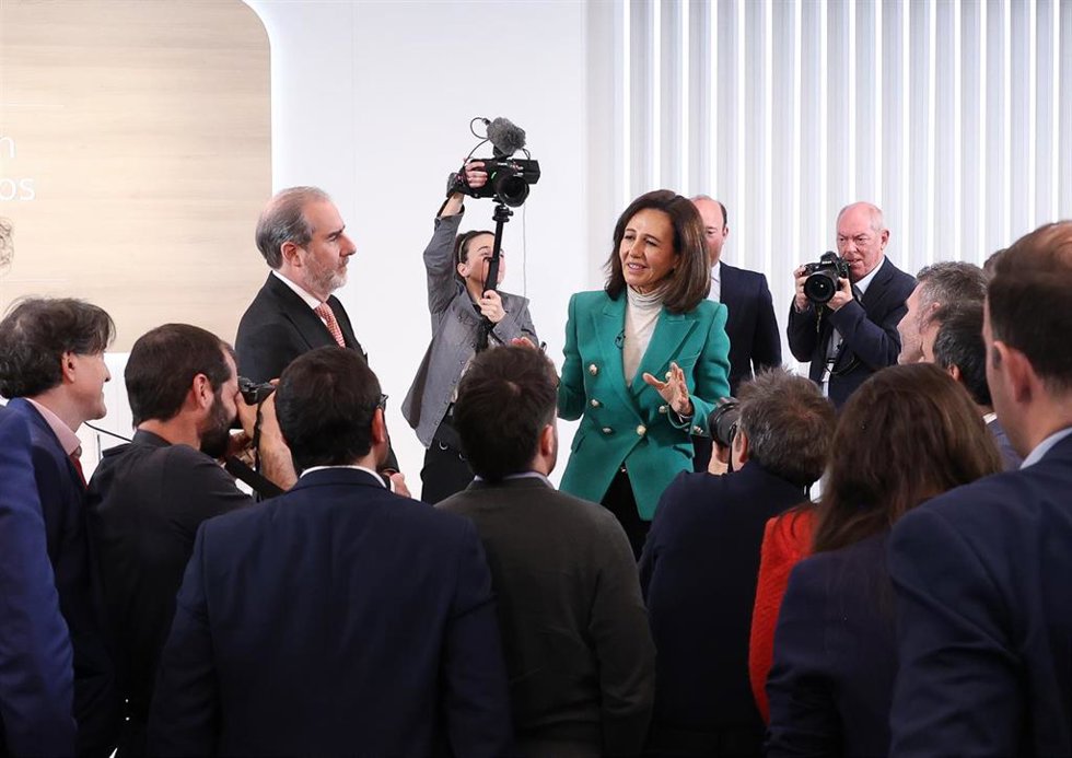 La presidenta del Banco Santander, Ana Botín, y el consejero delegado del Banco Santander, Héctor Grisi, durante la presentación de los resultados de Banco Santander en su ejercicio de 2024, a 5 de febrero de 2025, en Boadilla del Monte, Madrid (España)