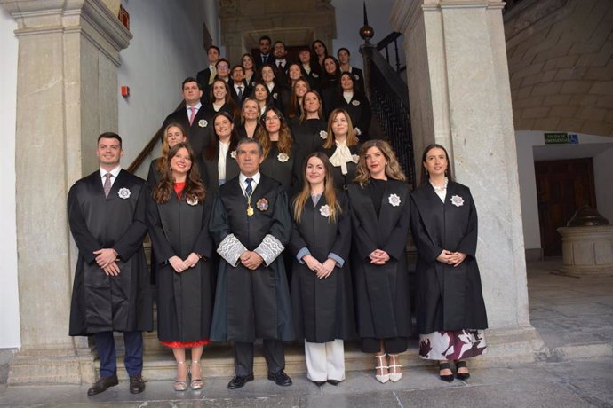 Los 28 nuevos jueces destinados en Andalucía junto al presidente del TSJA, Lorenzo del Río.