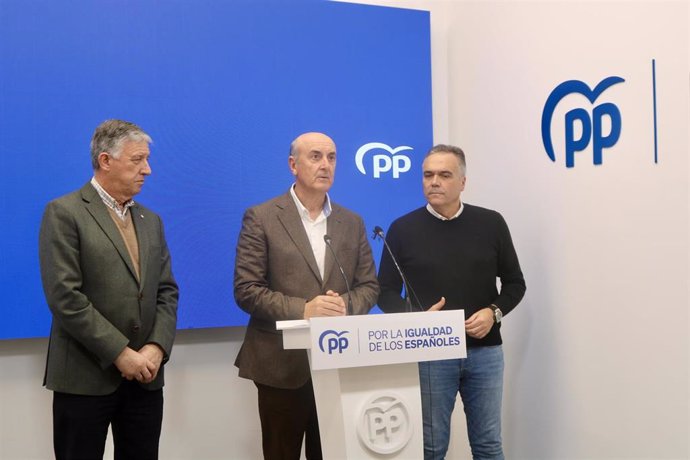 El sendador popular Juan Manuel González en rueda de prensa, acompañado por diputado nacional, Manuel García Félix y el senador Carmelo Romero.