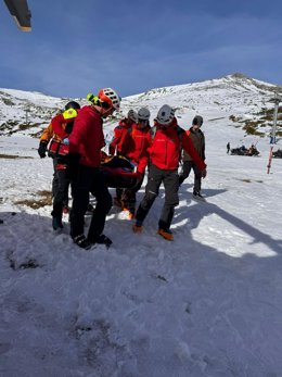 El helicóptero evacúa a una esquiadora de Alto Campoo con fractura de cadera.
