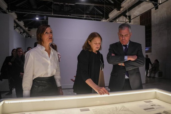 El alcalde atiende las explicaciones de las protagonistas de la muestra 'Naturaleza Oculta', que se exhibe en la Fábrica de Artillería.