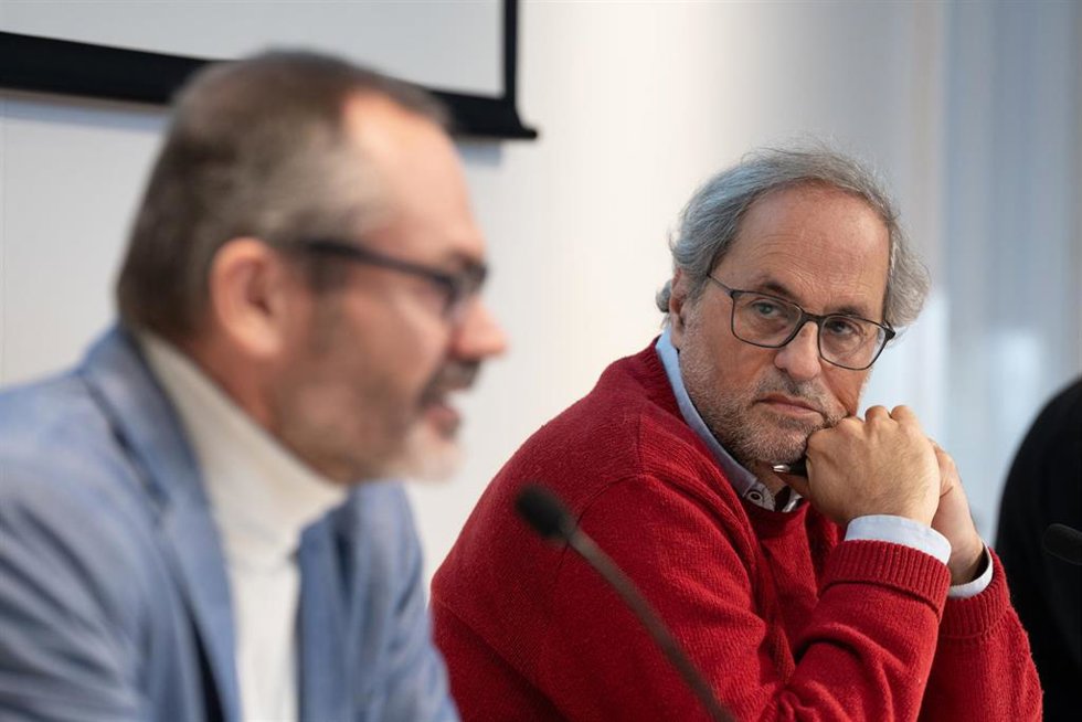 El expresidente de la Generalitat Quim Torra, en una rueda de prensa en el Collegi de Periodistes junto al exvicepresidente del Parlament, Josep Costa