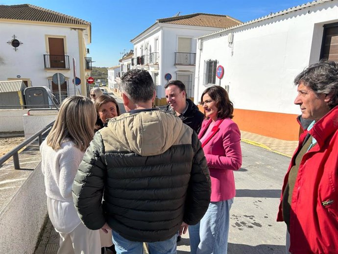 La delegada de Justicia, Administración Local y Función Pública de la Junta en Huelva, Carmen Céspedes, en su visita a Moguer.