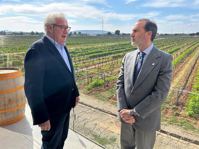 El presidente del Parlament, Gabriel Le Senne, visita a las instalaciones de las Bodegas José L. Ferrer en Binissalem.