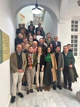 La delegada de Cultura en Cádiz, Tania Barcelona, entre los integrantes de la reunión en Cádiz para el Plan General Estratégico del Flamenco.