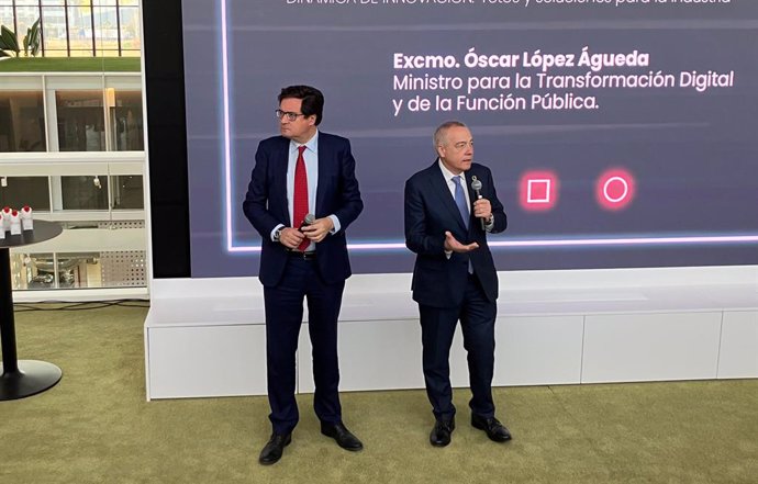 El ministre per a la Transformació Digital i de la Funció Pública, Óscar López, i el delegat especial de l'estat en el CZFB, Pere Navarro