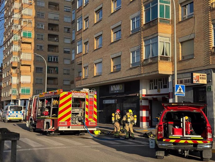 Evacuado un edificio de la calle Fraga de Huesca por un incendio en el garaje.