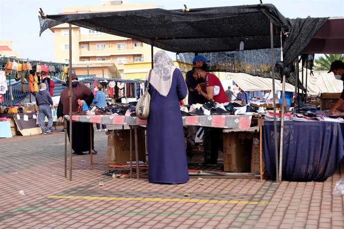 Archivo - Comerciantes en un rastro de Melilla.