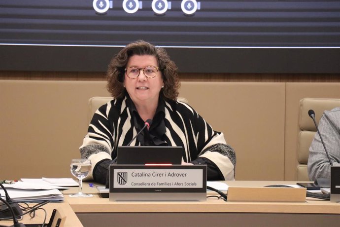 La consellera de Familias y Asuntos Sociales, Catalina Cirer, durante su comparecencia en el Parlament.
