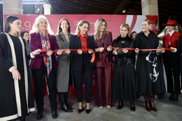 La delegada de la Junta en Cádiz, Mercedes Colombo, la alcaldesa de Jerez, María José García-Pelayo, y la presidenta de la Diputación, Almudena Martínez, en la inauguración de la XVIII Pasarela Flamenca Tío Pepe Jerez 2025.