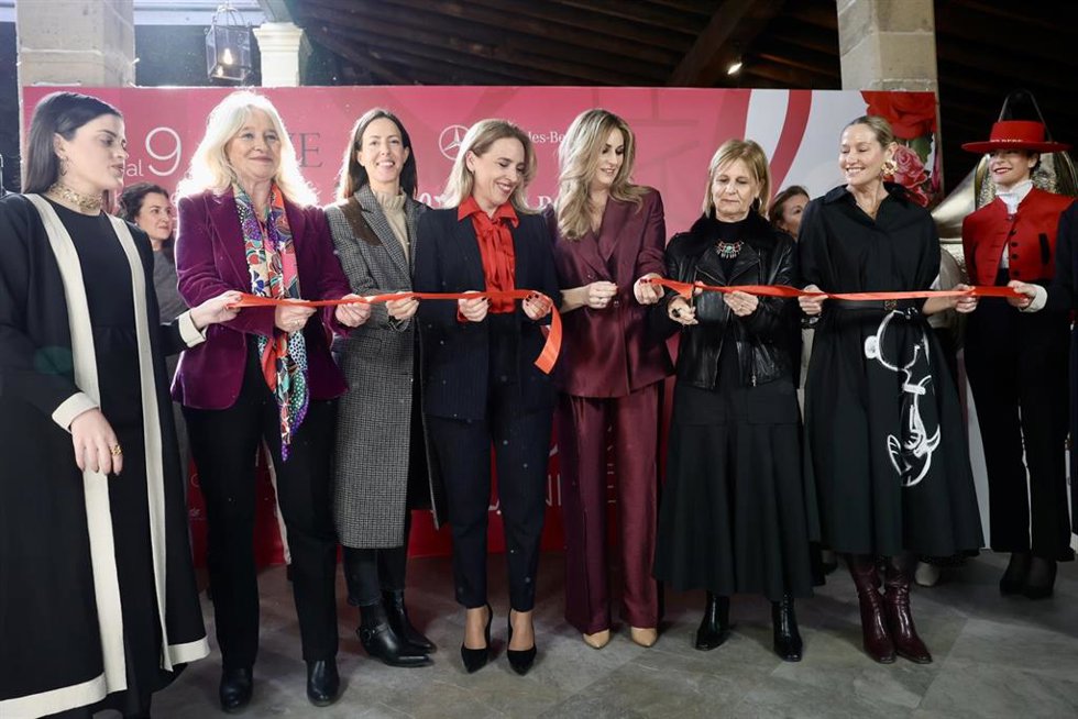 La delegada de la Junta en Cádiz, Mercedes Colombo, la alcaldesa de Jerez, María José García-Pelayo, y la presidenta de la Diputación, Almudena Martínez, en la inauguración de la XVIII Pasarela Flamenca Tío Pepe Jerez 2025.