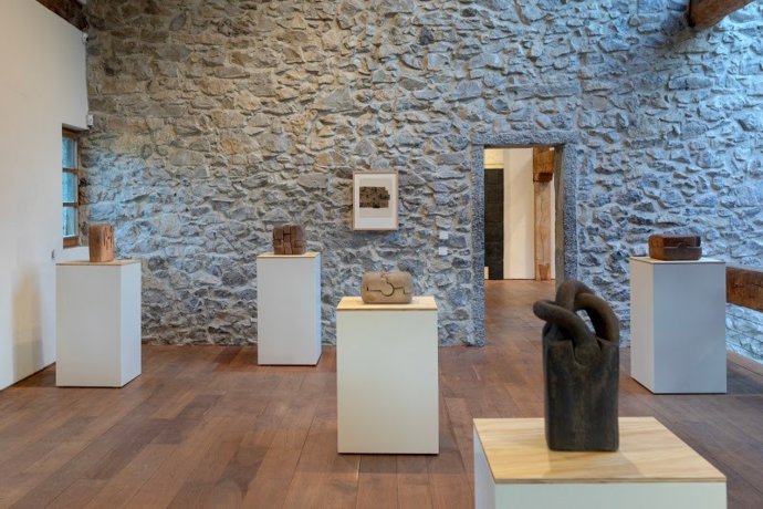 Imagen de la exposición  'Harri, Lurra, Huts'