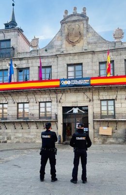 Dos agentes de la Policía Nacional ante el Ayuntamiento de Medina del Campo (Valladolid).