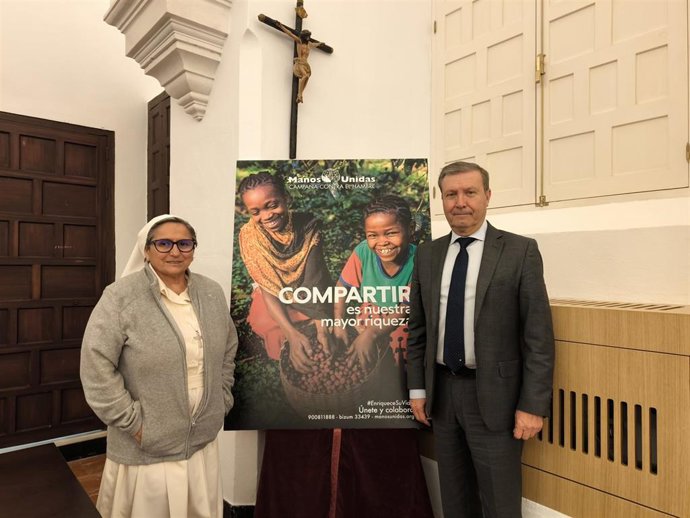 Manuel Gordillo, presidente delegado de Manos Unidas Sevilla, y la hermana María Ángeles García, misionera de la Congregación Religiosas de María Inmaculada en Ségou (Mali), en el Arzobispado.