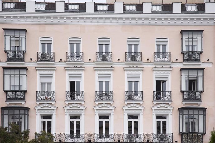 Archivo - Fachada de un bloque de viviendas, a 29 de octubre de 2024, en Madrid (España). 