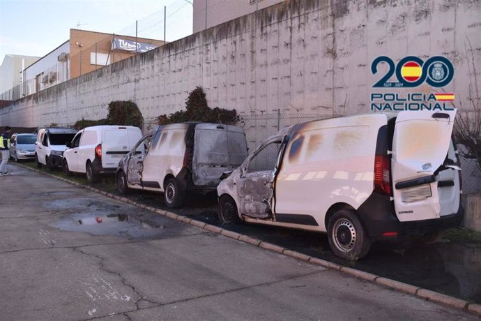 Furgonetas incendiadas en el polígono de San Cristóbal de Valladolid.