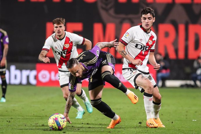 Archivo - Ivan Sanchez of Real Valladolid and Sergio Camello of Rayo Vallecano during the spanish league, La Liga Santander, football match played between Rayo Vallecano and Real Valladolid at Estadio de Vallecas on May 04, 2023, in Madrid, Spain.