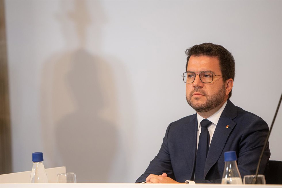 Archivo - El expresident de la Generalitat Pere Aragons durante la toma de posesión de Salvador Illa como president de la Generalitat, en el Palau de la Generalitat, a 10 de agosto de 2024