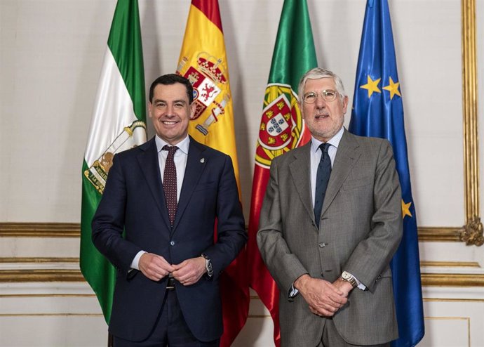 El presidente de la Junta de Andalucía, Juanma Moreno, recibe al embajador de Portugal en España, Joao Antonio Da Costa Mira-Gomes.