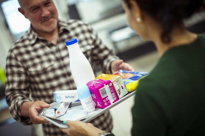 Archivo - El banco de productos Acompartir distribuyó 1,7 millones de artículos no alimentarios entre 680 ONG durante 2024