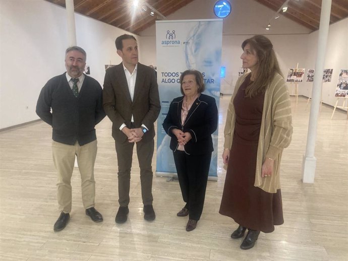 Conrado Íscar y Ángeles García, en el centro, minutos antes de participar en la jornada organizada por Asprona Valladolid.