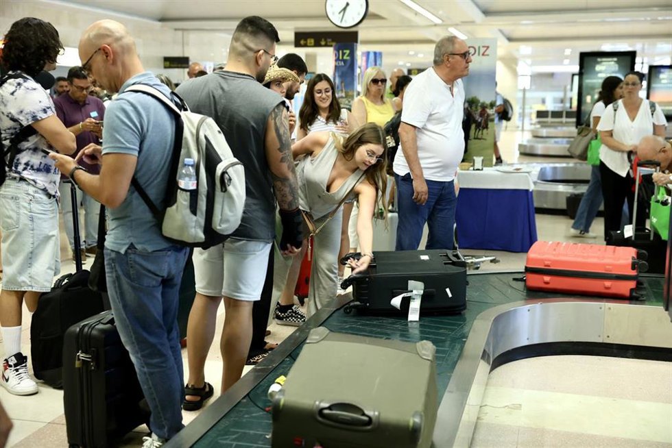 Archivo - Pasajeros recogiendo sus malestas en el aeropuerto de Jerez
