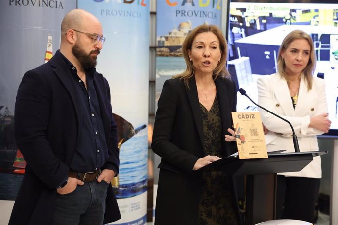 La delegada territorial de Turismo, Cultura y Deporte en la provincia de Cádiz, Tania Barcelona, en rueda de prensa.
