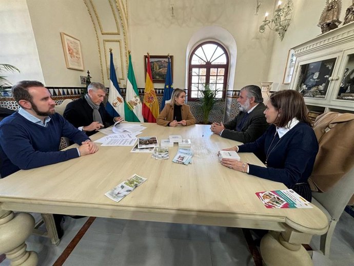 Reunión entre el Ayuntamiento y el Colegio de Veterinarios de Sevilla en el que se ha suscrito el acuerdo.