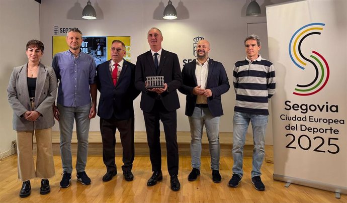 Mazarías posa con el trofeo que se entregarán durante el campeonato.
