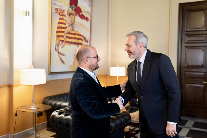 El diputado del PAR, Alberto Izquierdo, y el presidente del Gobierno de Aragón, Jorge Azcón.