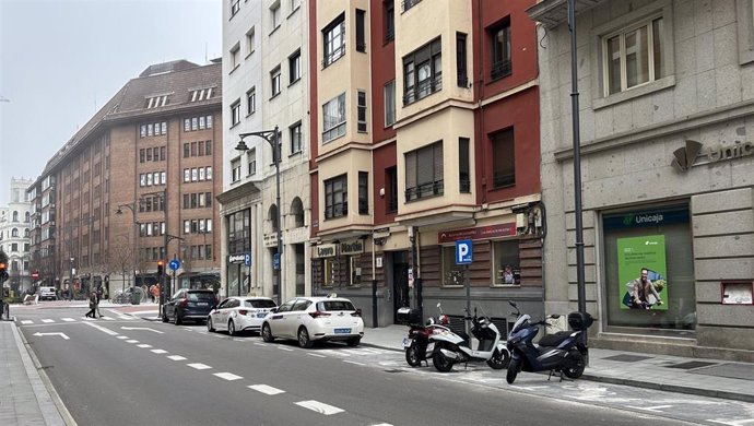 La parada de taxis de María de Molina, reducida a tres plazas y ya con el estacionamiento para motocicletas señalizado.