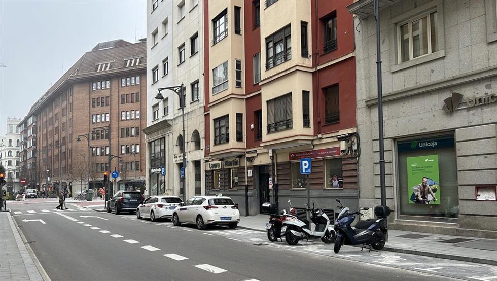 La parada de taxis de María de Molina, reducida a tres plazas y ya con el estacionamiento para motocicletas señalizado.