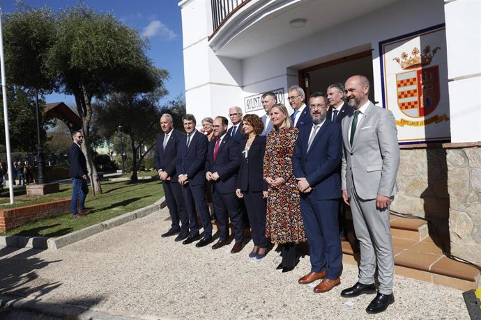 La vicepresidenta Primera del Gobierno y Ministra de Hacienda, María Jesús Montero (c), en la foto de familia con los alcaldes y la Mancomunidad antes de mantener una reunión. A 06 de febrero de 2025, en Castellar de la Frontera, Cádiz.
