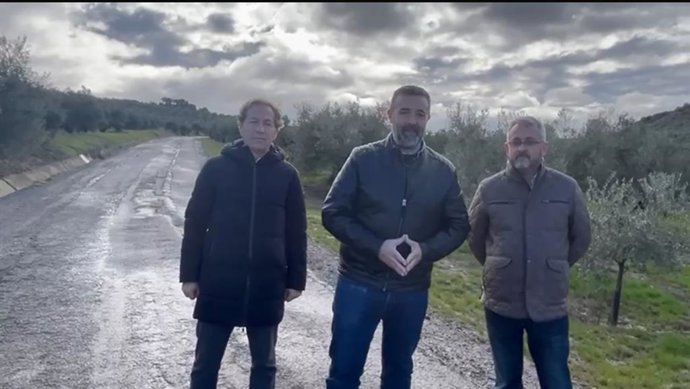 El diputado de Vox en la Diputación de Córdoba, Rafael Saco (centro), en su visita a una de las carreteras.