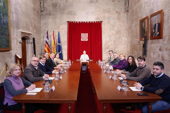 La presidenta del Govern, Marga Prohens, reunida con los alcaldes del Pla de Mallorca.