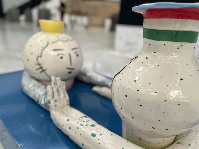 Una de las obras contemporáneas de 'Tres patas para un banco', exposición colectiva de Art Hub que acoge el hotel.