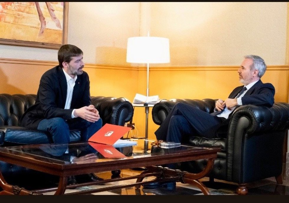 El presidente del Gobierno de Aragón, Jorge Azcón, se entrevista con el diputado de IU, Álvaro Sanz, en el Edificio Pignatelli.