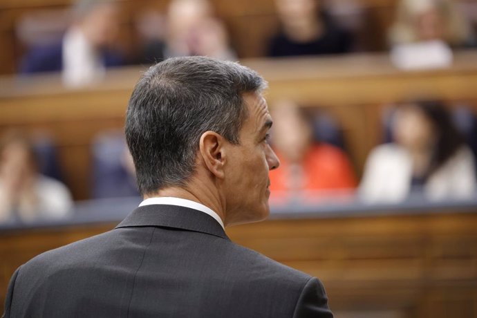 Archivo - El presidente del Gobierno, Pedro Sánchez, durante una sesión de control al Gobierno, en el Congreso de los Diputados, a 18 de diciembre de 2024, en Madrid (España). Durante la sesión de control, el PP se centra en los escándalos judiciales que 