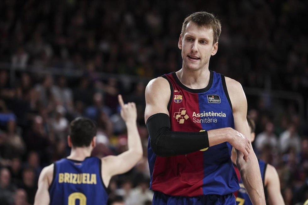 Archivo - Jan Vesely, durante un partido con el Bara.