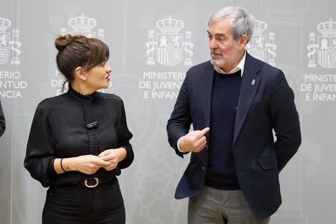 La ministra de Juventud e Infancia, Sira Rego, y el presidente del Gobierno de Canarias, Fernando Clavijo, durante su reunión en el Ministerio de Juventud e Infancia, a 6 de febrero de 2025, en Madrid (España). 