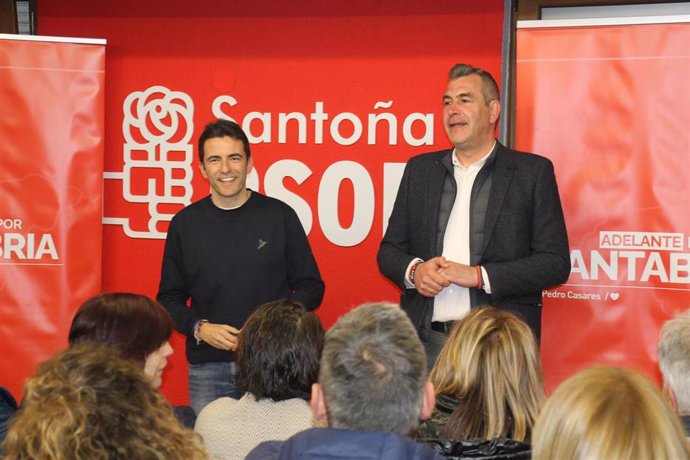 El precandidato a la Secretaría General del PSOE de Cantabria, Pedro Casares, y el secretario general del partido en Santoña, Sergio Abascal
