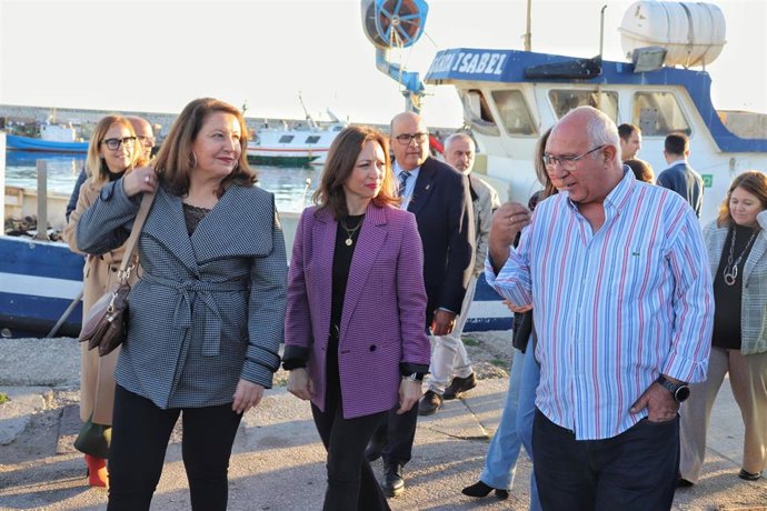 La eurodiputada 'popular' y presidenta de la Comisión de Pesca en el Parlamento Europeo, Carmen Crespo;  y la presidenta del PP de Málaga, Patricia Navarro, junto a representantes del sector pesquero malagueño.