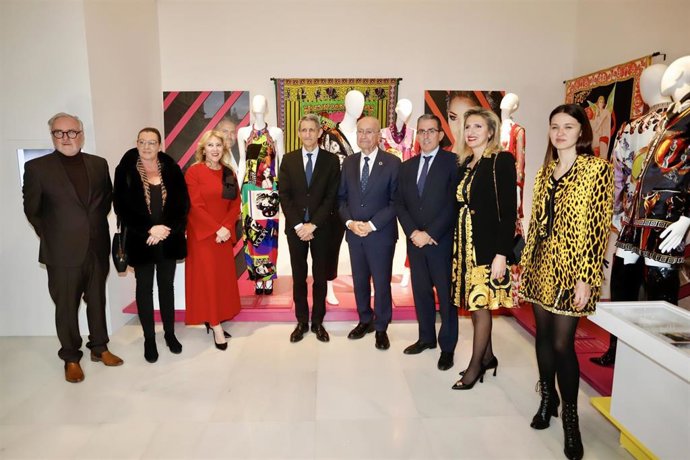 Foto familiar de la inauguración de la exposición retrospectiva sobre la vida del diseñador Gianni Versace.
