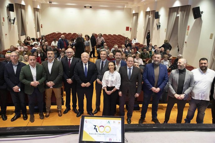 Foto familiar de la presentación del 400 Aniversario del Toro de Cuerda de Carcabuey.