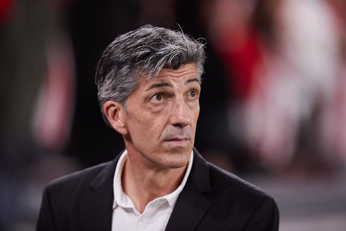 Archivo - Imanol Alguacil head coach of Real Sociedad looks on prior the LaLiga EA Sports match between Athletic Club and Real Sociedad at San Mames on January 13, 2024, in Bilbao, Spain.