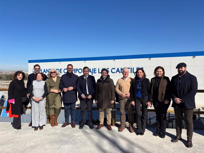 El diputado de Agua, Promoción Agraria y Medio Ambiente, Antonio Mancilla, acompañado de la vicepresidenta IV, Mónica Castillo de la Rica, y miembros de la corporación, en la visita a dos instalaciones de tratamiento de residuos.