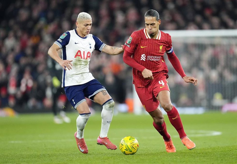 06 February 2025, United Kingdom, Liverpool: Tottenham Hotspur's Richarlison (L) and Liverpool's Virgil van Dijk battle for the ball during the English Carabao Cup Semi-Final, second leg soccer match between Liverpool and Tottenham Hotspur at Anfield. P