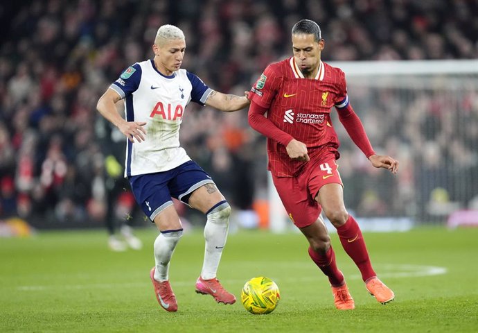 06 February 2025, United Kingdom, Liverpool: Tottenham Hotspur's Richarlison (L) and Liverpool's Virgil van Dijk battle for the ball during the English Carabao Cup Semi-Final, second leg soccer match between Liverpool and Tottenham Hotspur at Anfield. Pho