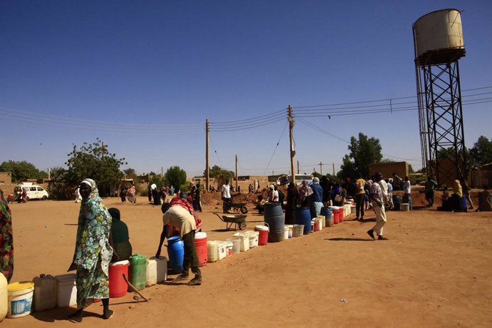 Sudaneses hacen fila para obtener agua potable de un pozo en la ciudad de Omdurman (Sudán), después de que la capital, Jartum, haya sido testigo de cortes de electricidad y agua