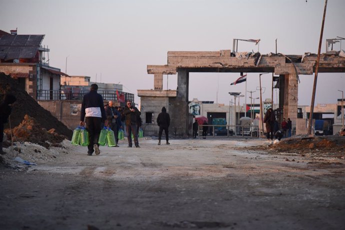 Archivo - AL-ARIDA BORDER CROSSING, Dec. 1, 2024  -- People walk near the reopened Al-Arida border crossing connecting Lebanon and Syria on Nov. 30, 2024. Israeli warplanes carried out airstrikes targeting 10 official and unofficial border crossings betwe